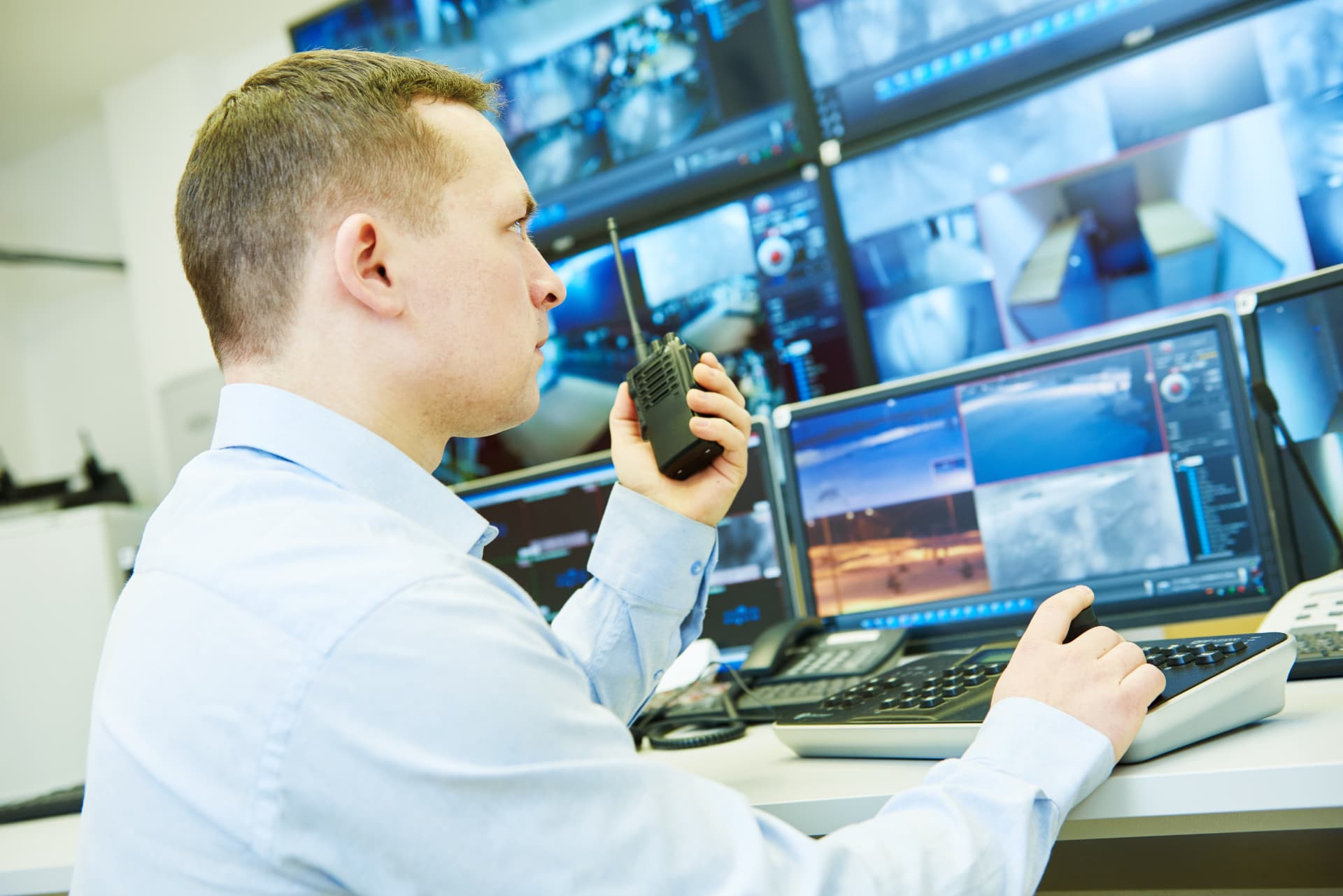 Operator monitoring assets on multiple screens in a control room